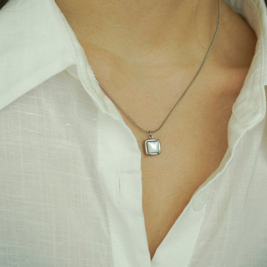 Kaeli Square Shell Necklace (Silver)