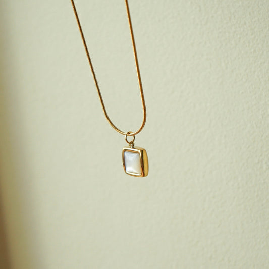 Kaeli Square Shell Necklace (Gold)