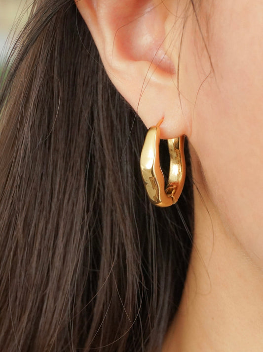 Dara Wavy Oval Hoop Earrings