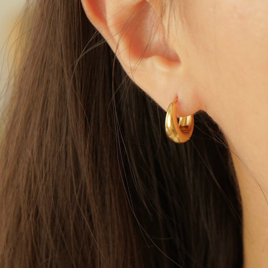 Dafne Huggie Earrings (Gold)