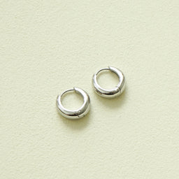 Dafne Huggie Earrings (Silver)
