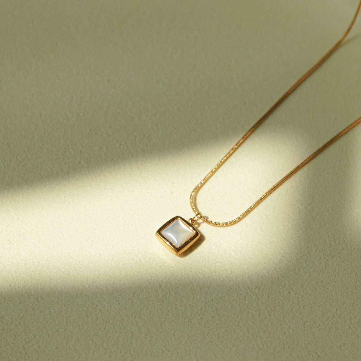 Kaeli Square Shell Necklace (Gold)