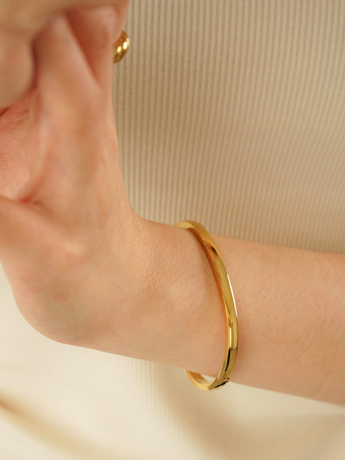 Embrace Bangle (Gold)