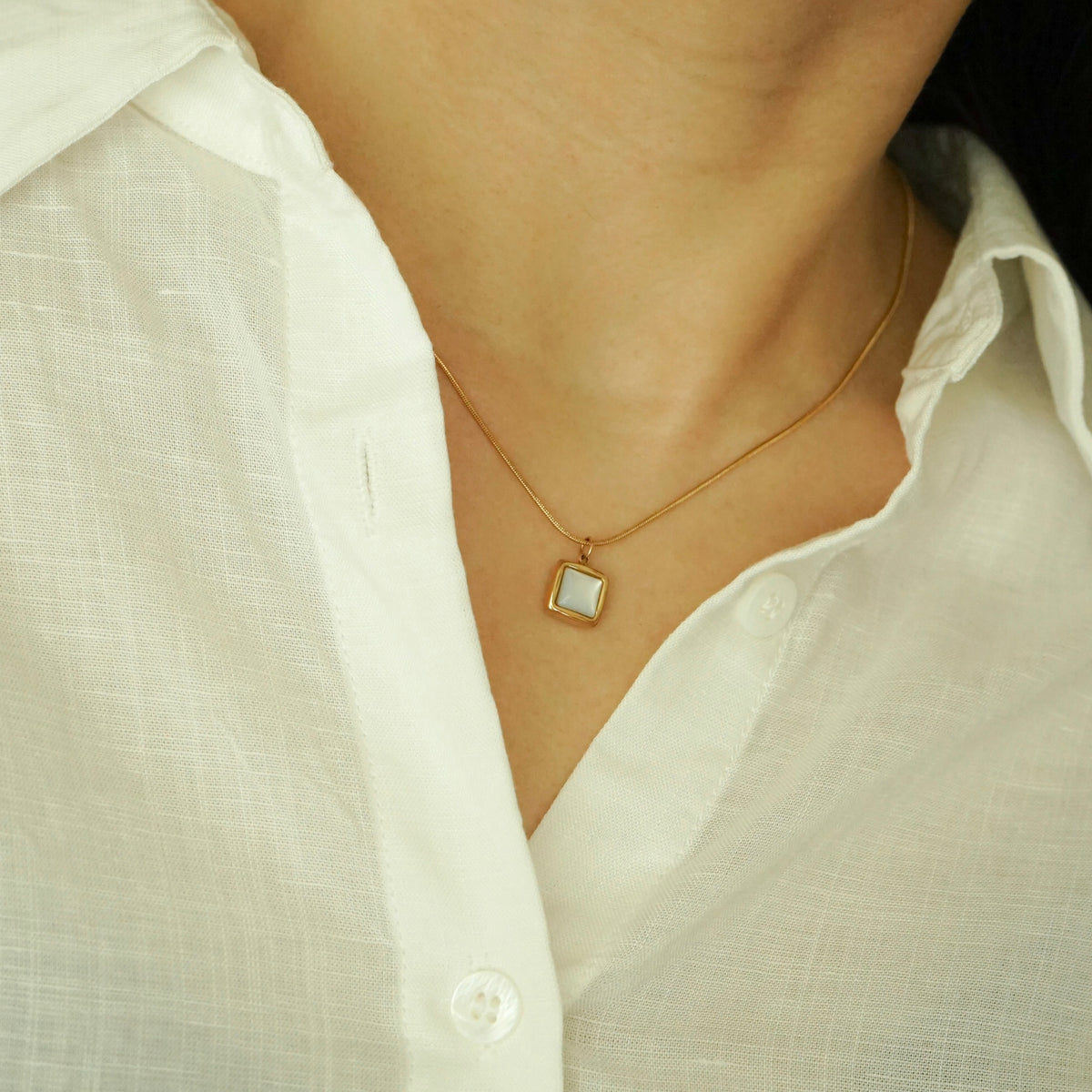 Kaeli Square Shell Necklace (Gold)