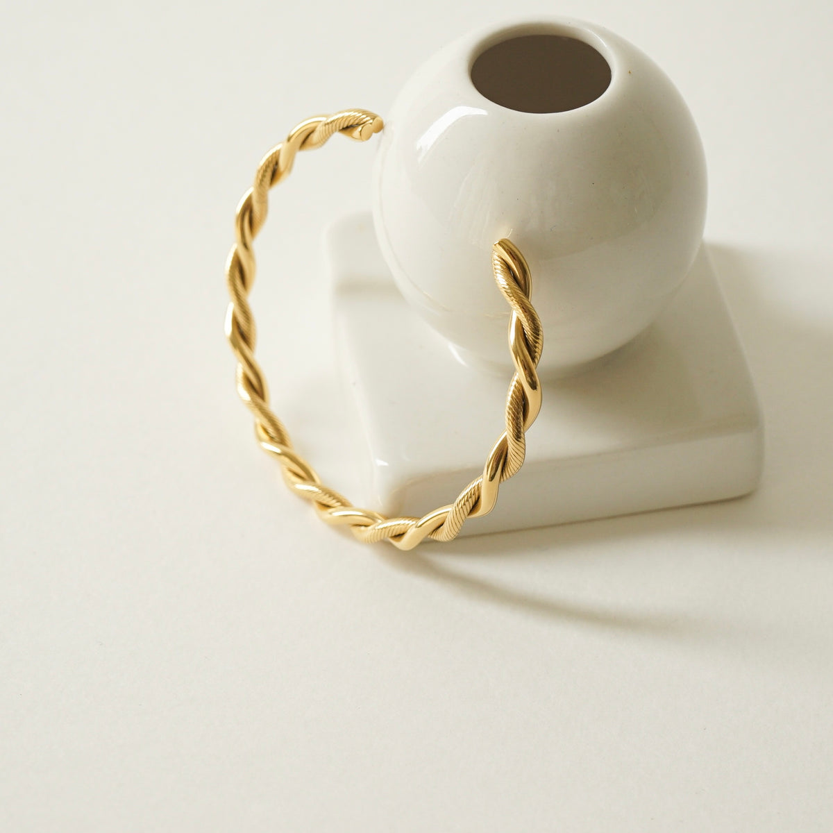 Yulissa Twisted Bangle (Gold)
