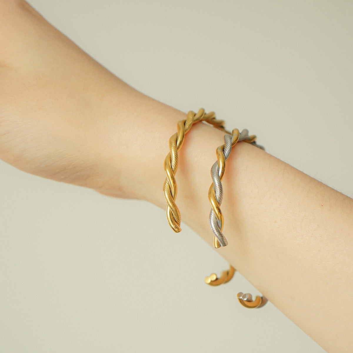 Yulissa Twisted Bangle (Gold)