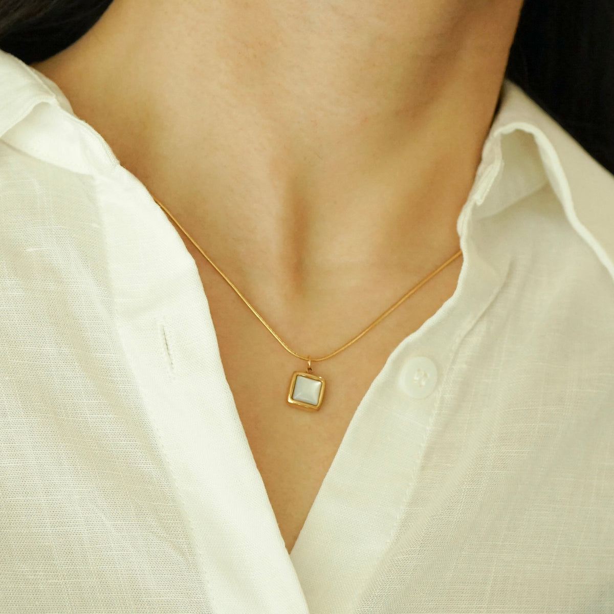 Kaeli Square Shell Necklace (Gold)