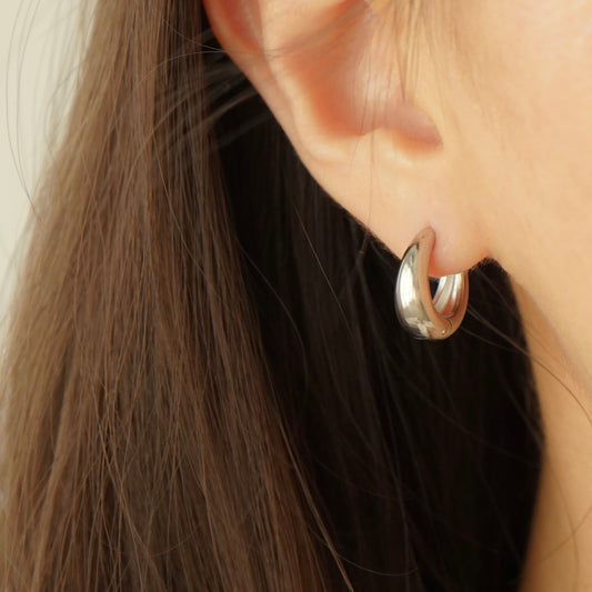 Dafne Huggie Earrings (Silver)