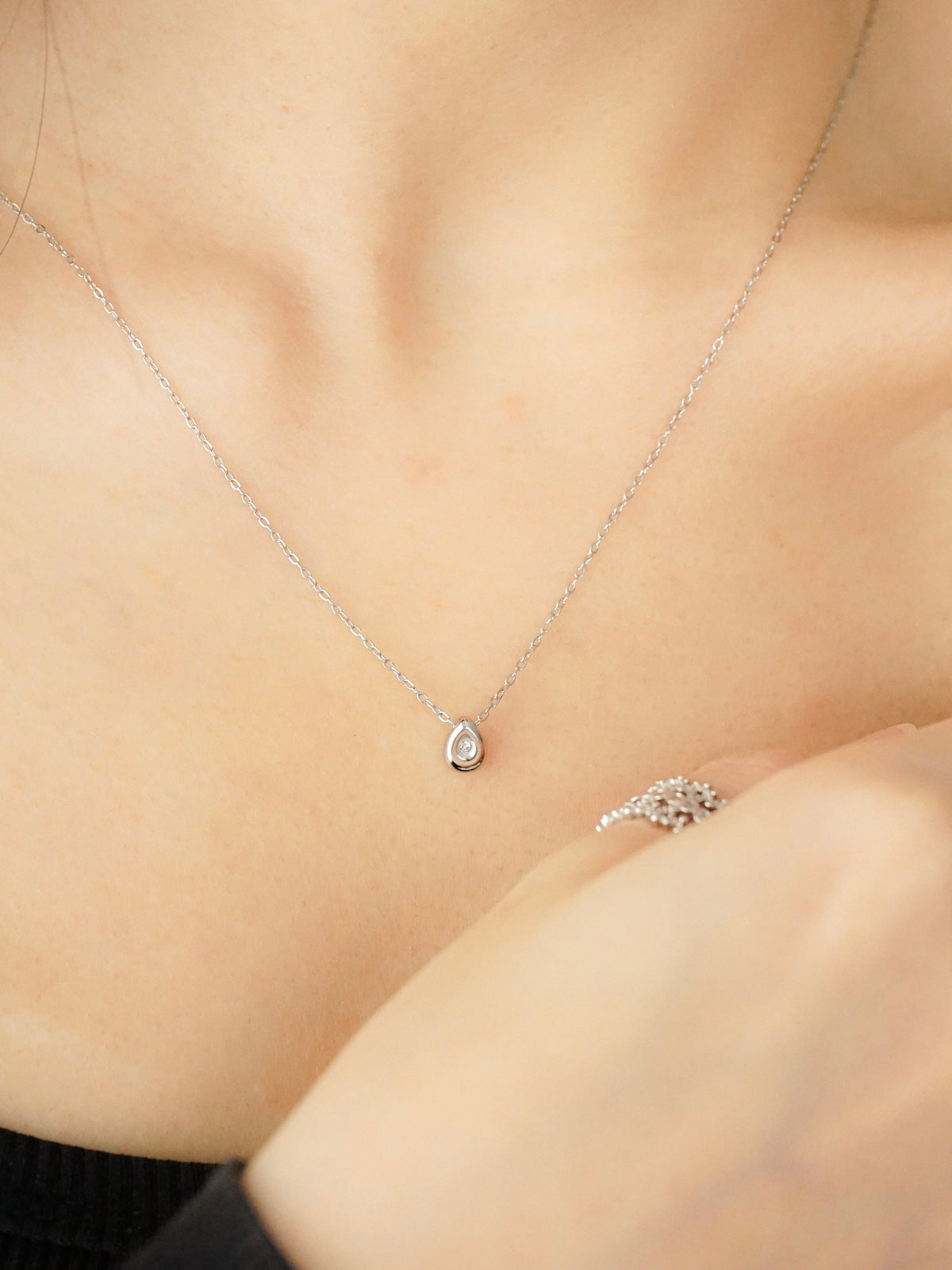 Whitlee Dainty Teardrop Necklace (Silver)