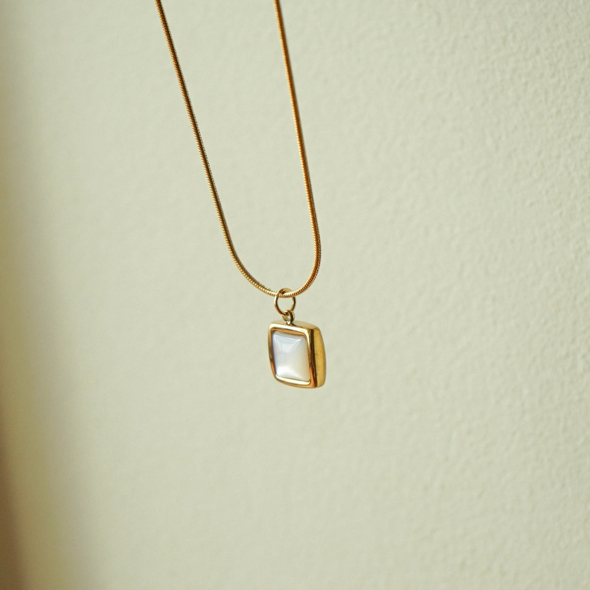 Kaeli Square Shell Necklace (Gold)