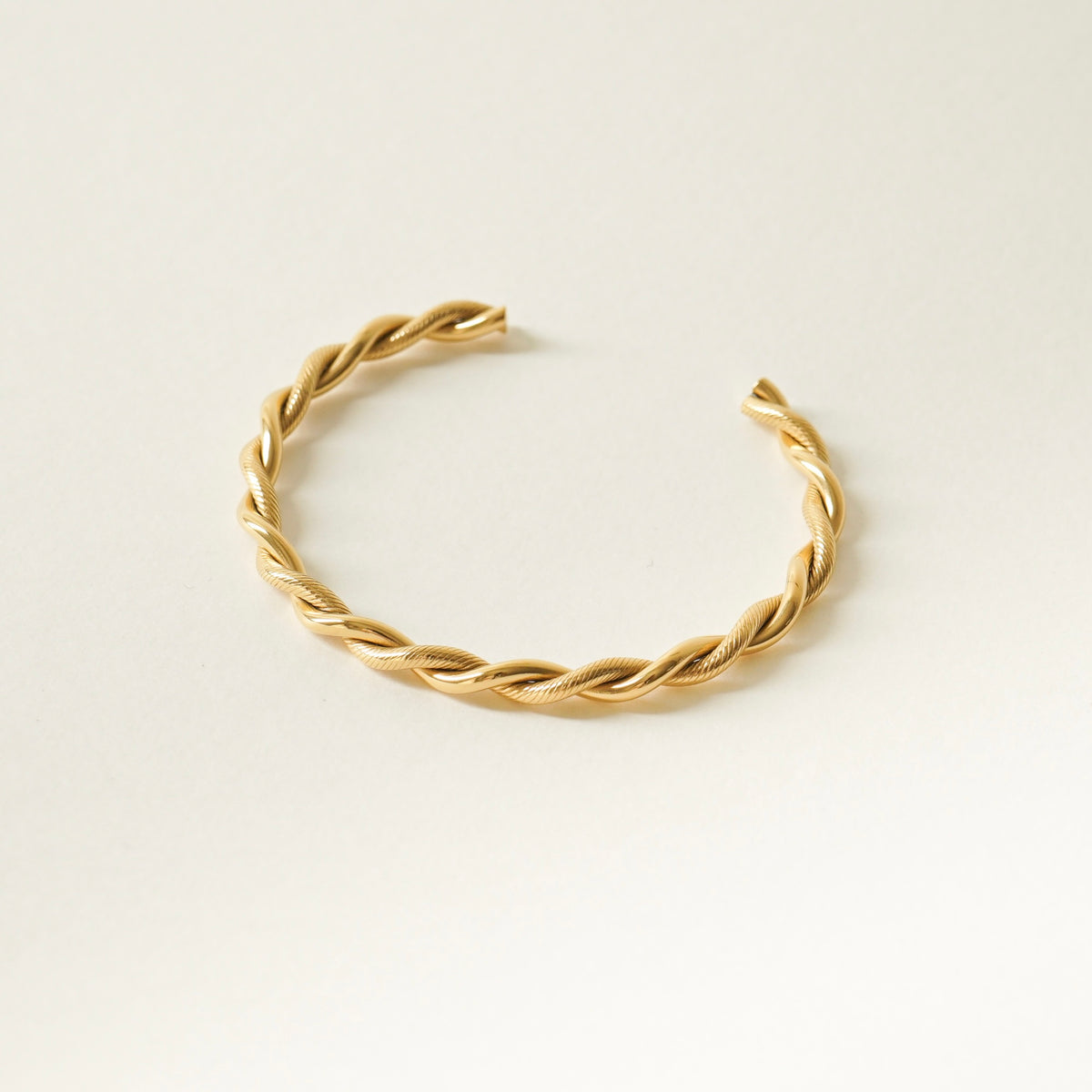 Yulissa Twisted Bangle (Gold)