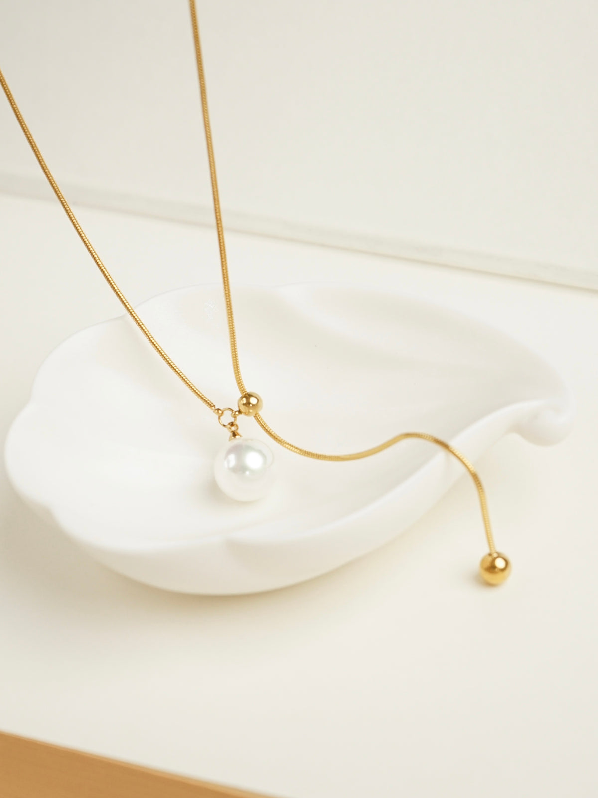 Solana Pearl Lariat Necklace (Gold)
