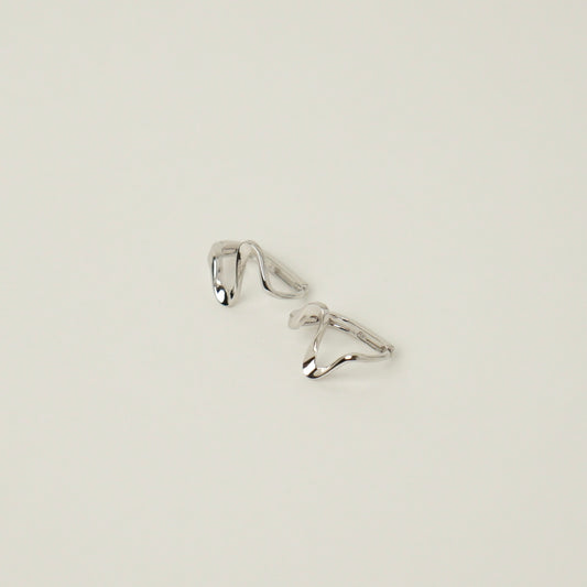Yocheved Wave Huggie Earrings (SIlver)