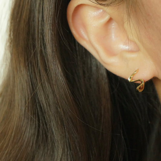 Yocheved Wave Huggie Earrings (Gold)