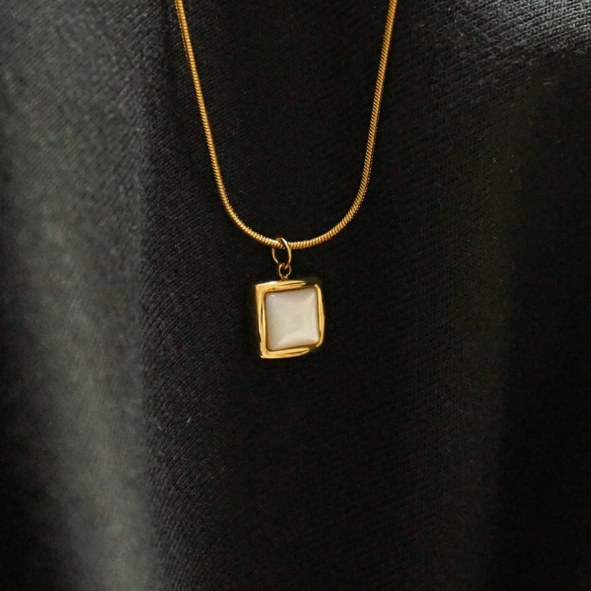 Kaeli Square Shell Necklace (Gold)