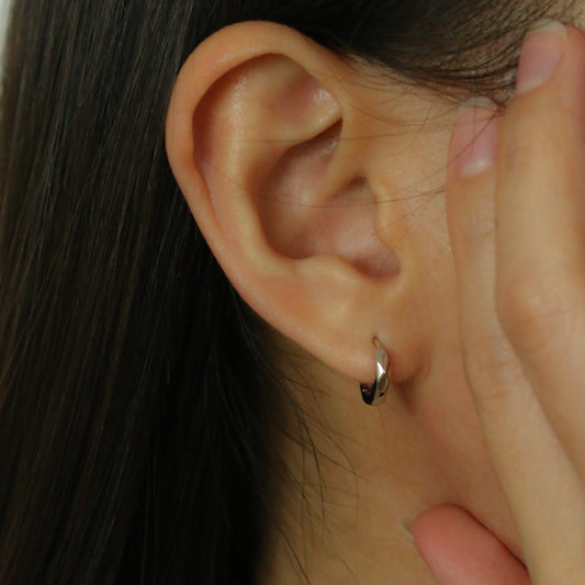 Udy Diamond Cut Huggie Earrings (Silver)