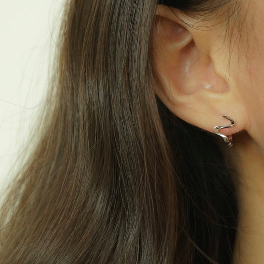 Yocheved Wave Huggie Earrings (Silver)