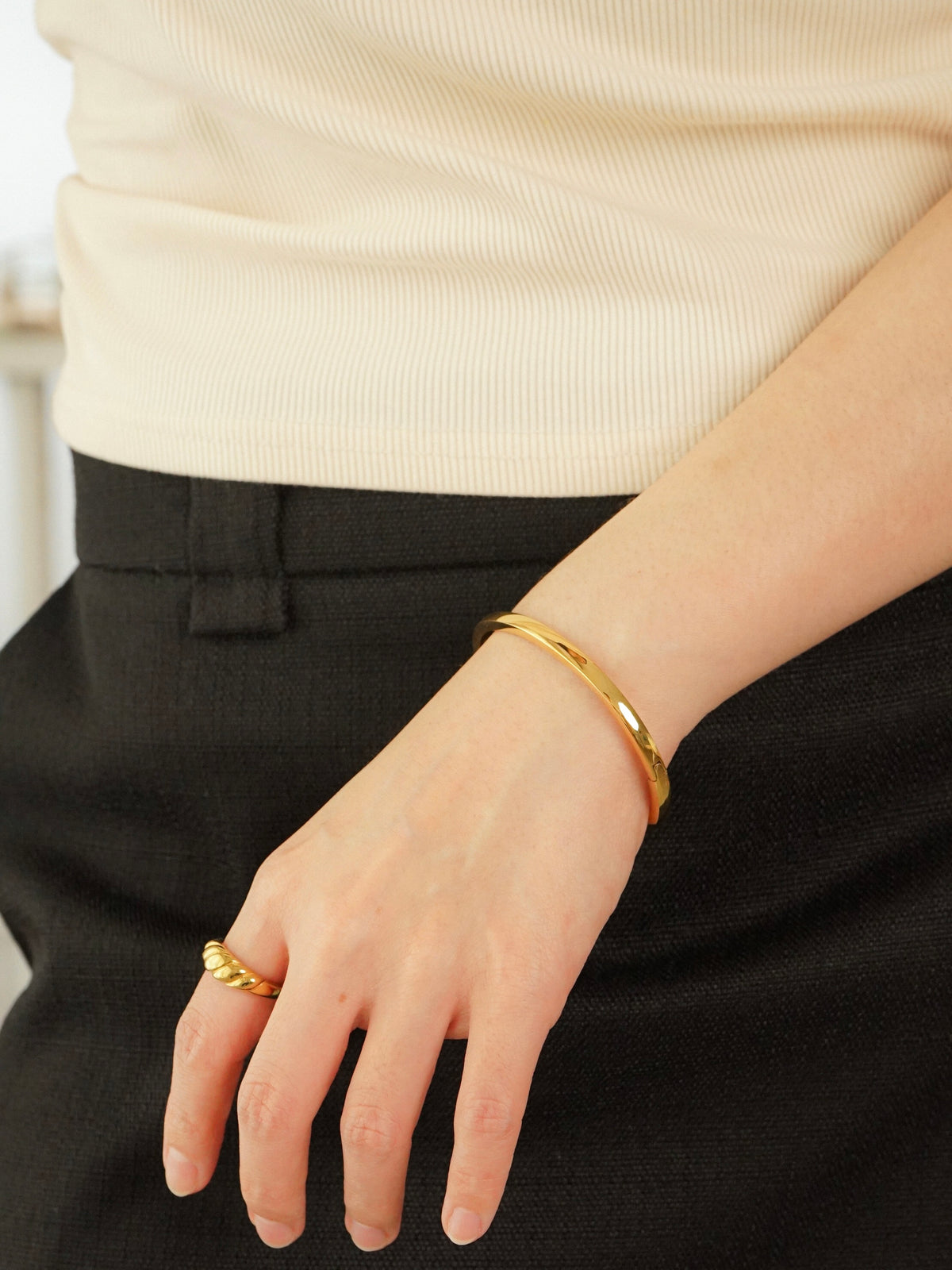 Embrace Bangle (Gold)
