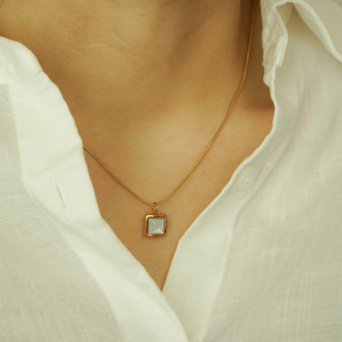 Kaeli Square Shell Necklace (Gold)