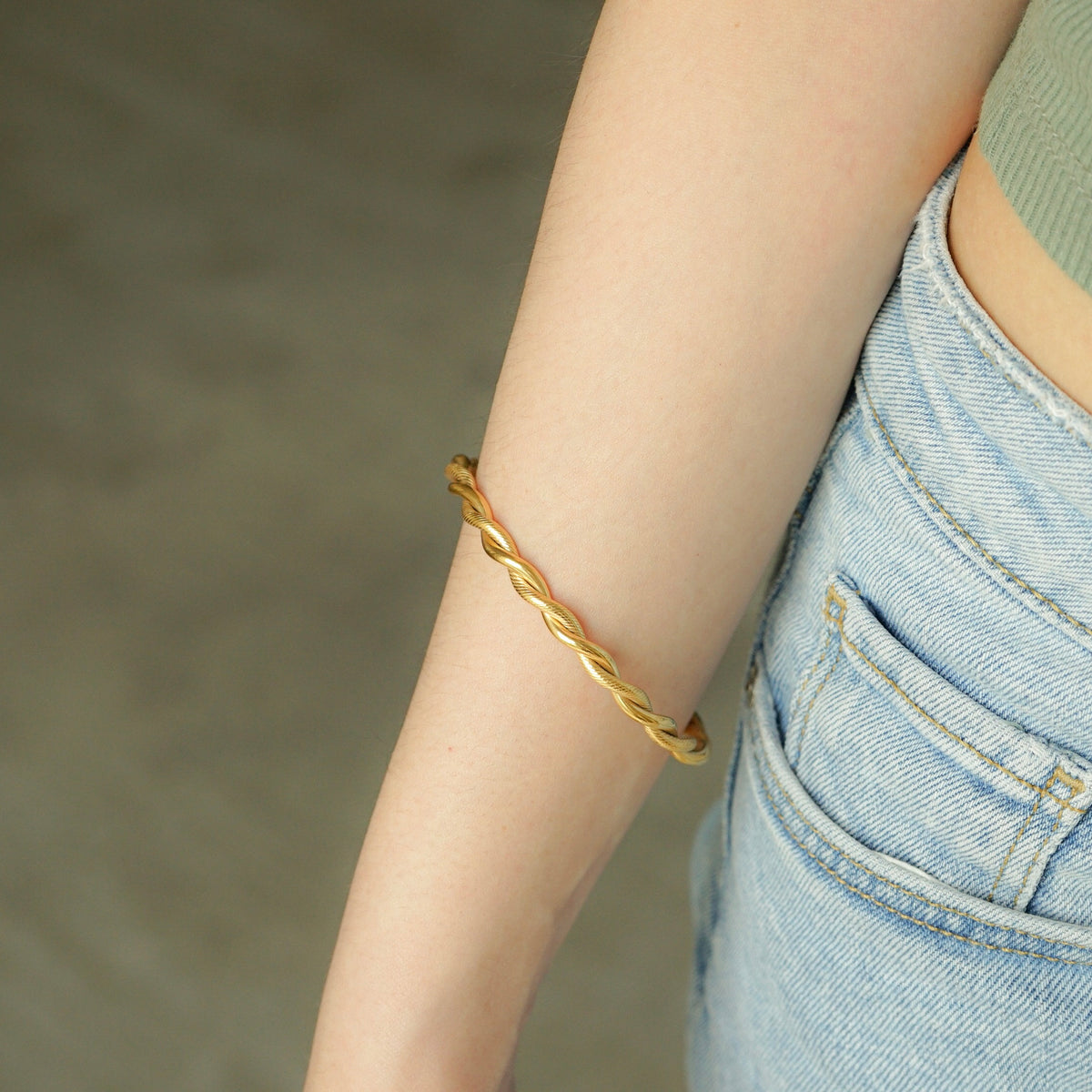 Yulissa Twisted Bangle (Gold)