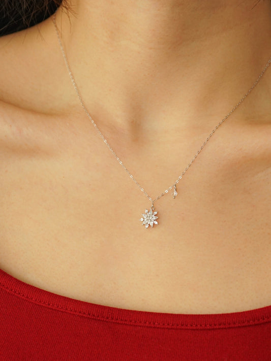 Dania Snowflake Necklace (Silver)