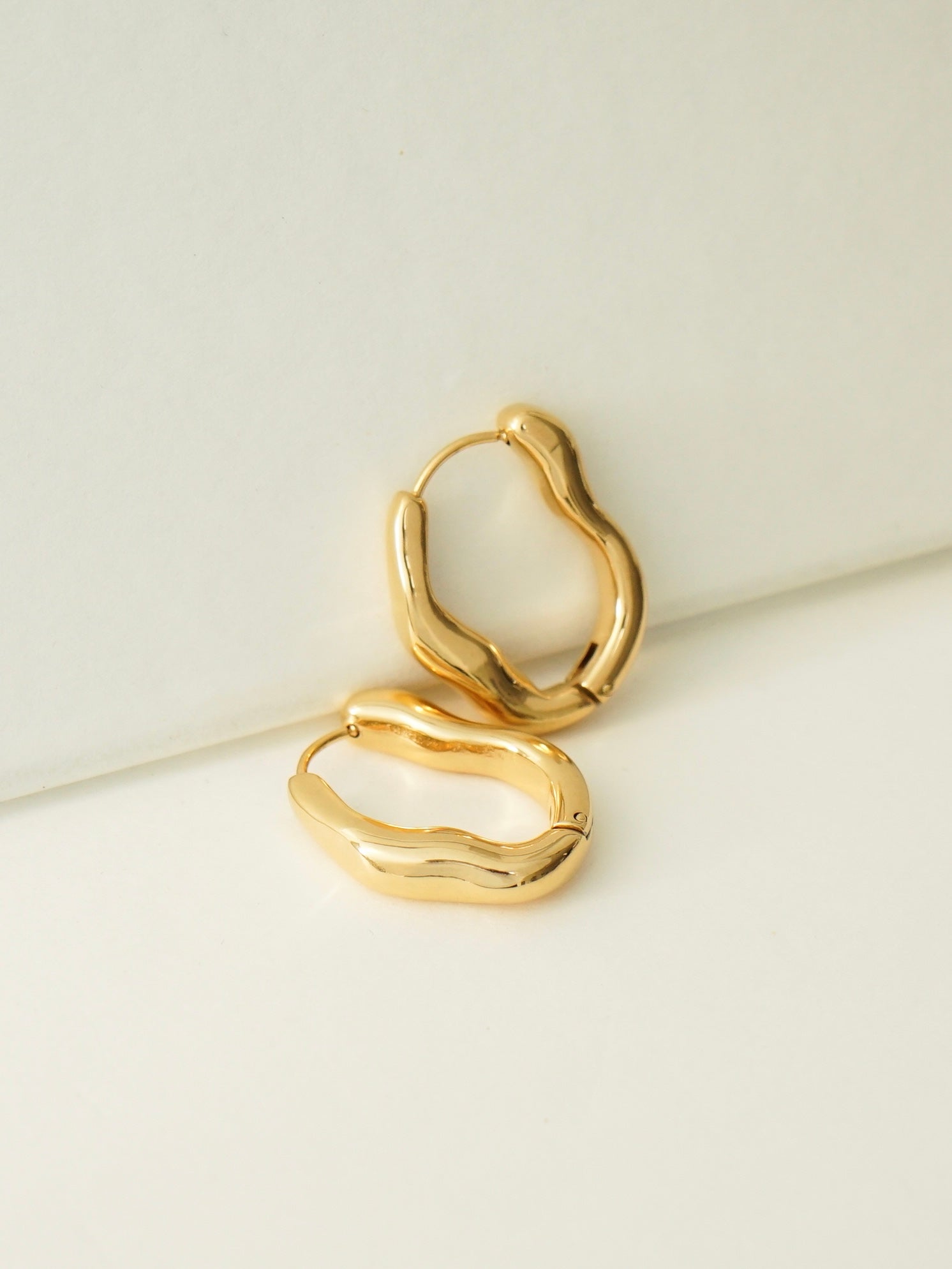 Dara Wavy Oval Hoop Earrings