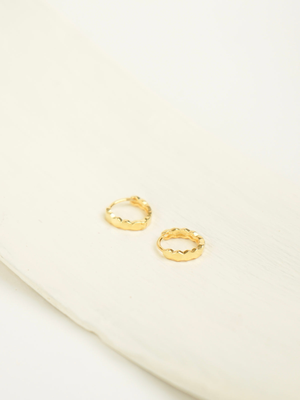 Julietta Hexagon Huggie Earrings (Gold)