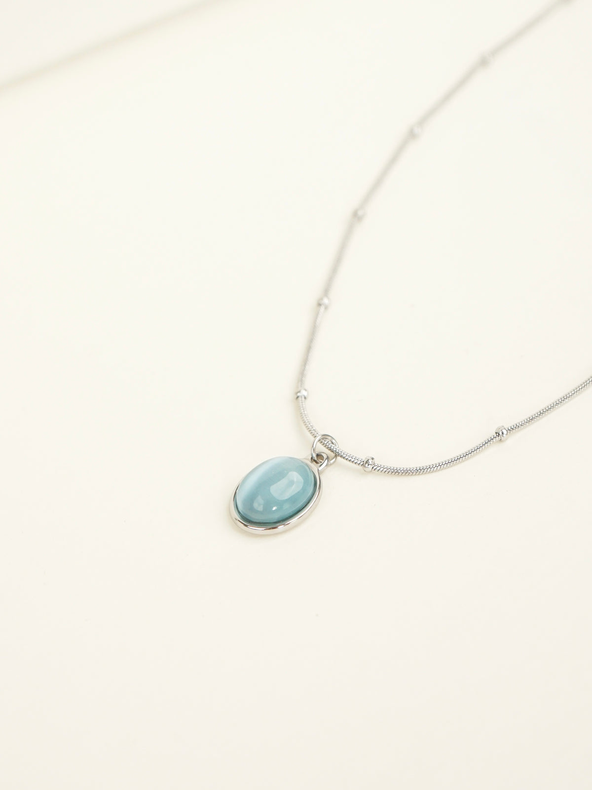Fatou Oval Cat Eye Necklace (Silver)