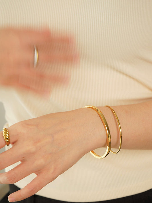 Embrace Bangle (Gold)