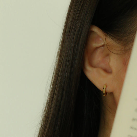 Udy Diamond Cut Huggie Earrings (Gold)