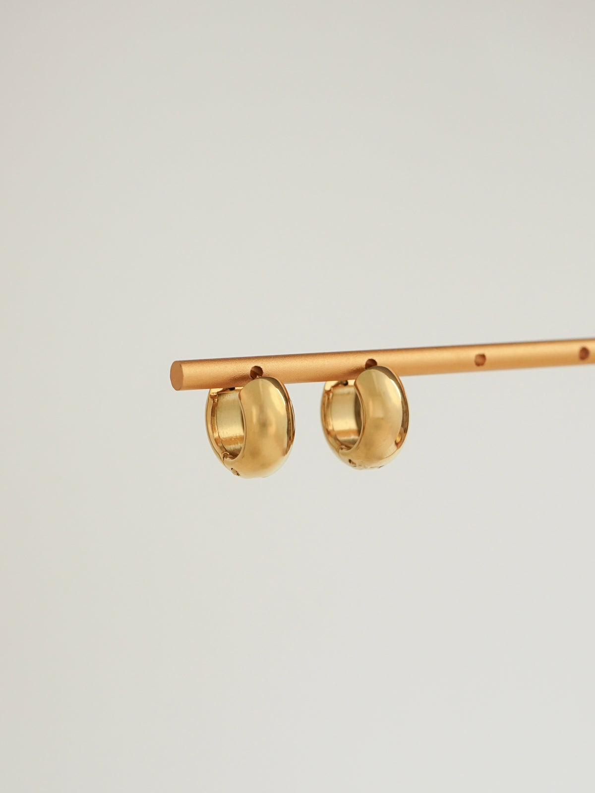 Legacy Chunky Huggie Earrings (Gold)