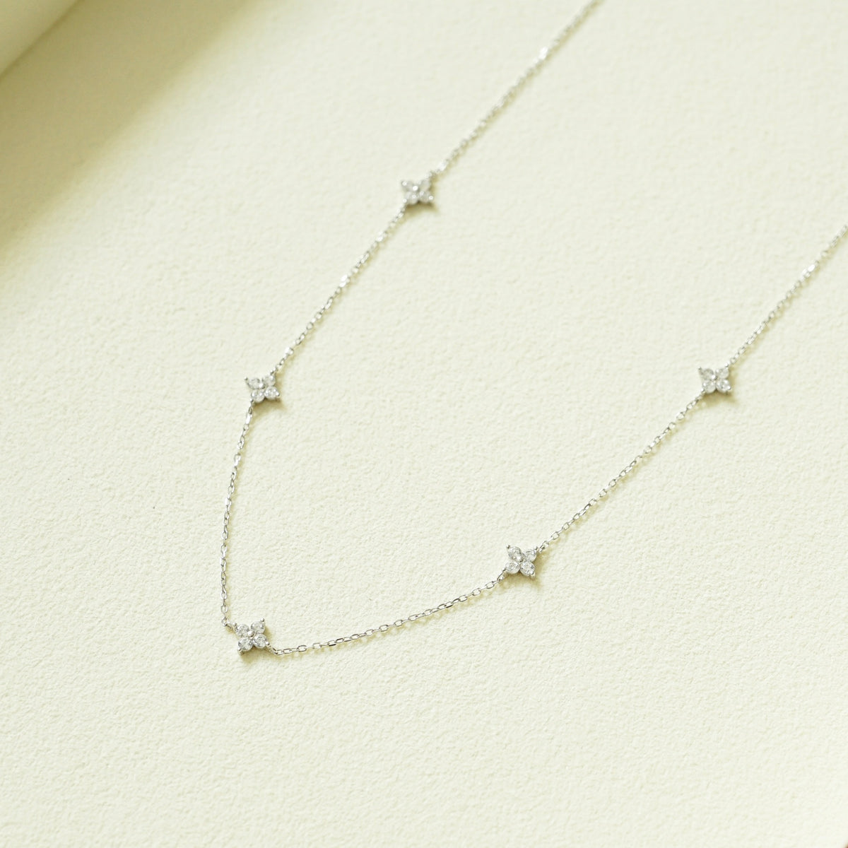 Hailee Clover Necklace (Silver)