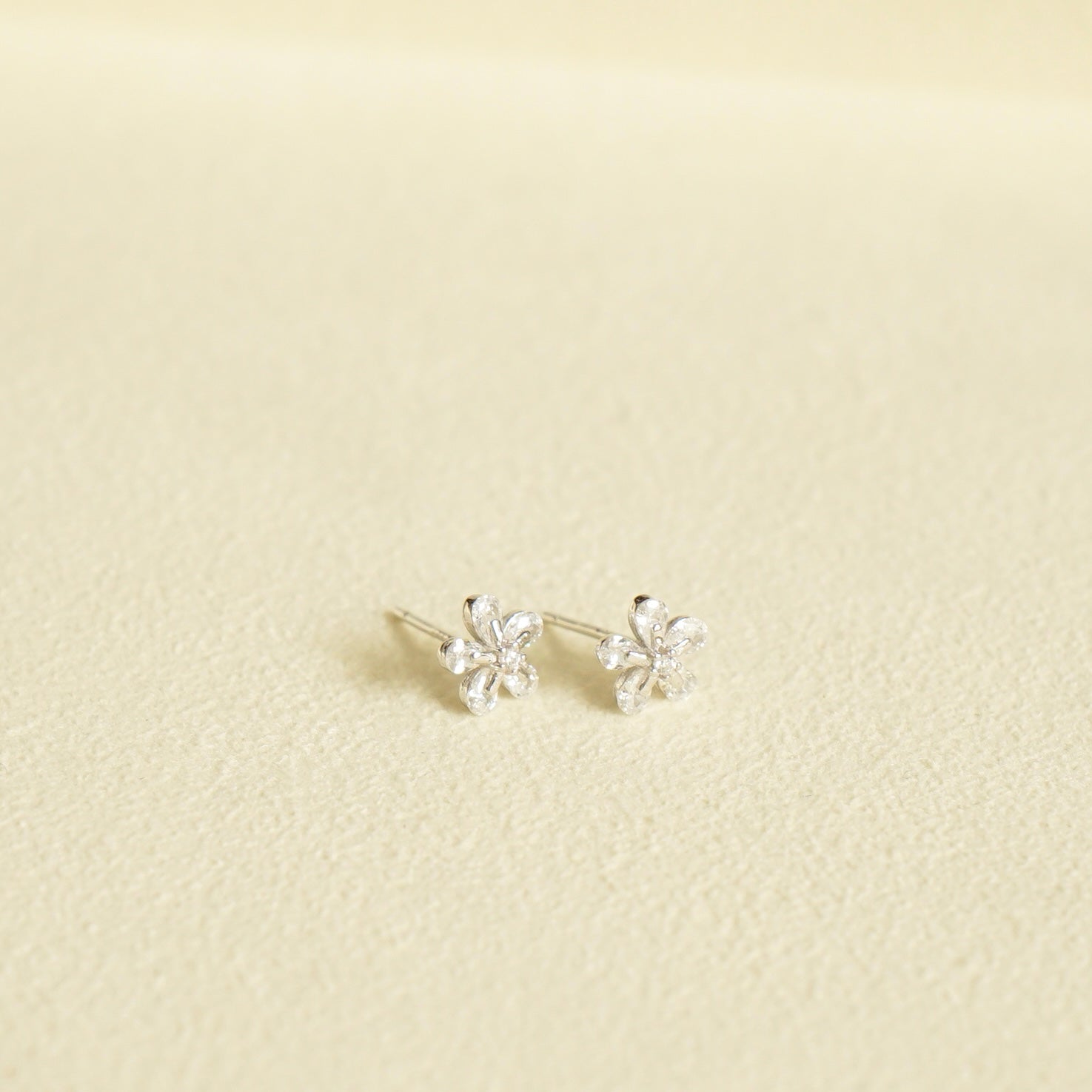 Christine Flower Stud Earrings (Silver)
