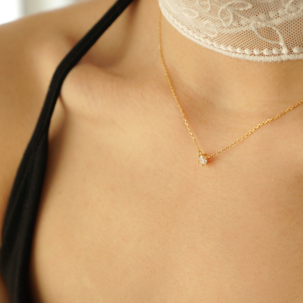 Iyanna Solitaire Necklace (Gold)
