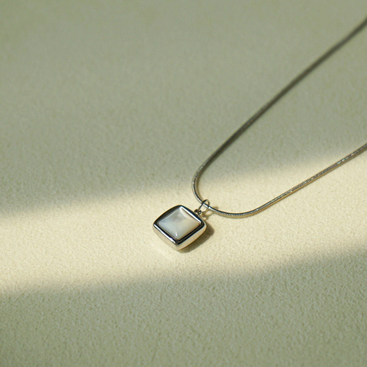 Kaeli Square Shell Necklace (Silver)