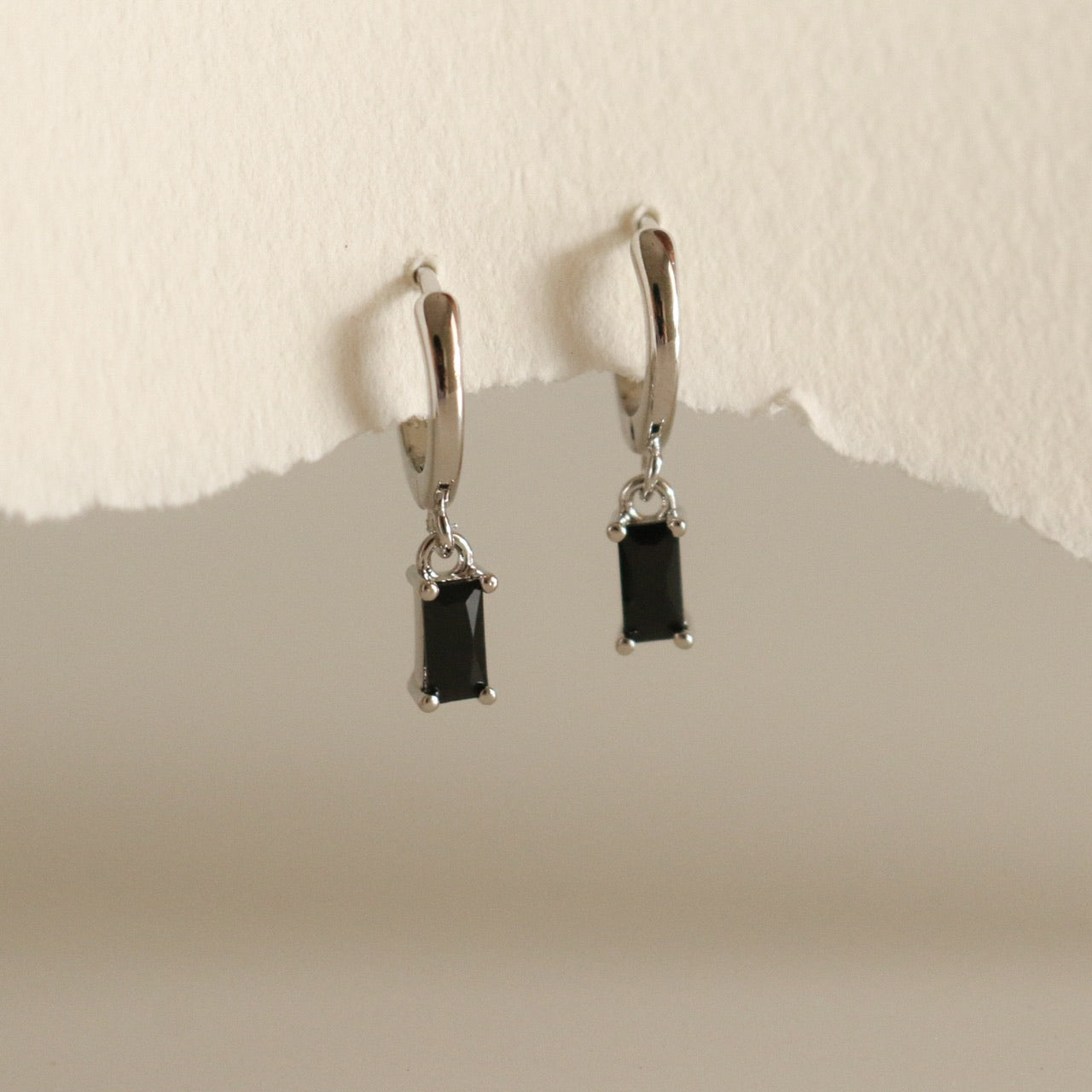 Moosa Huggie Earrings (Silver Black)