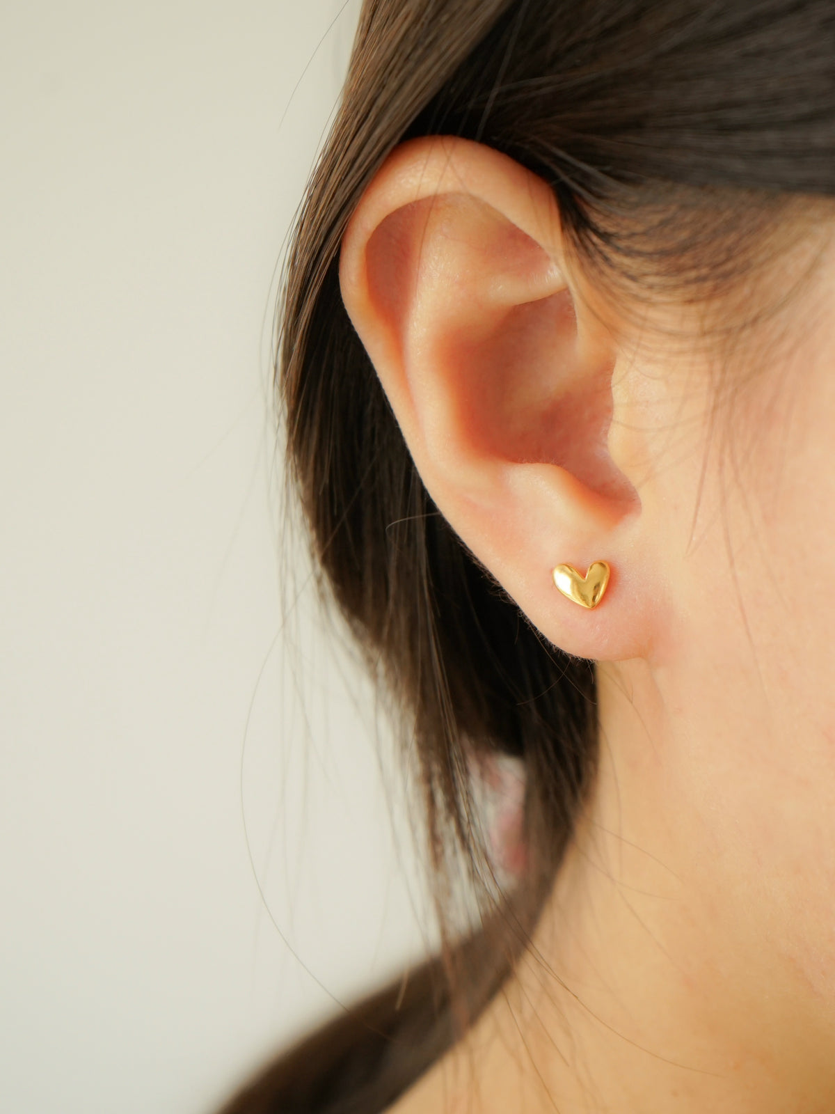 Zarah Heart Stud Barbell Earrings (Gold)