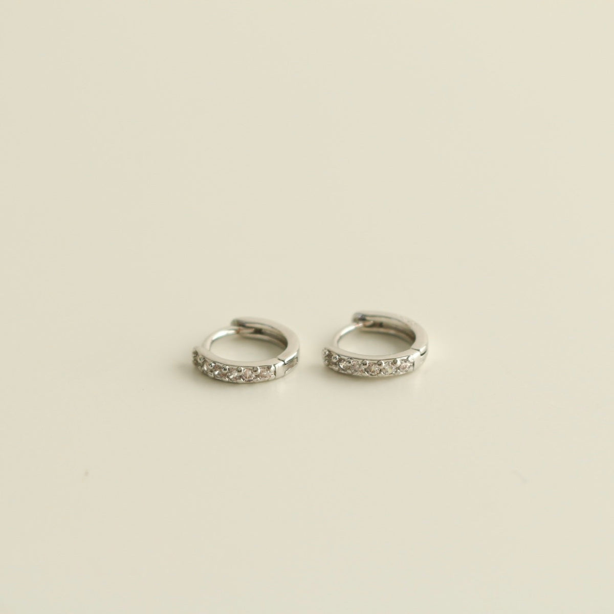 Uma Mini Huggie Earrings (Silver White)