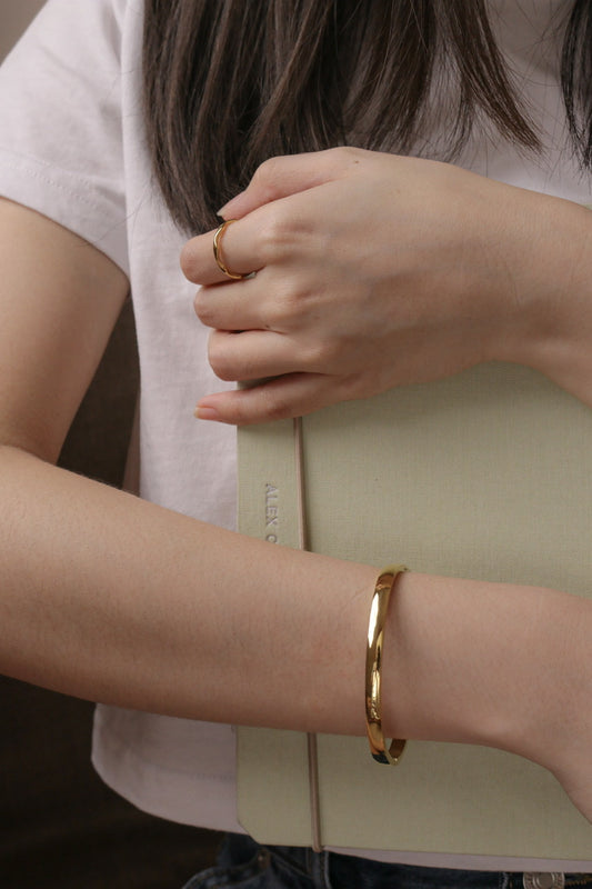 Embrace Bangle (Gold)