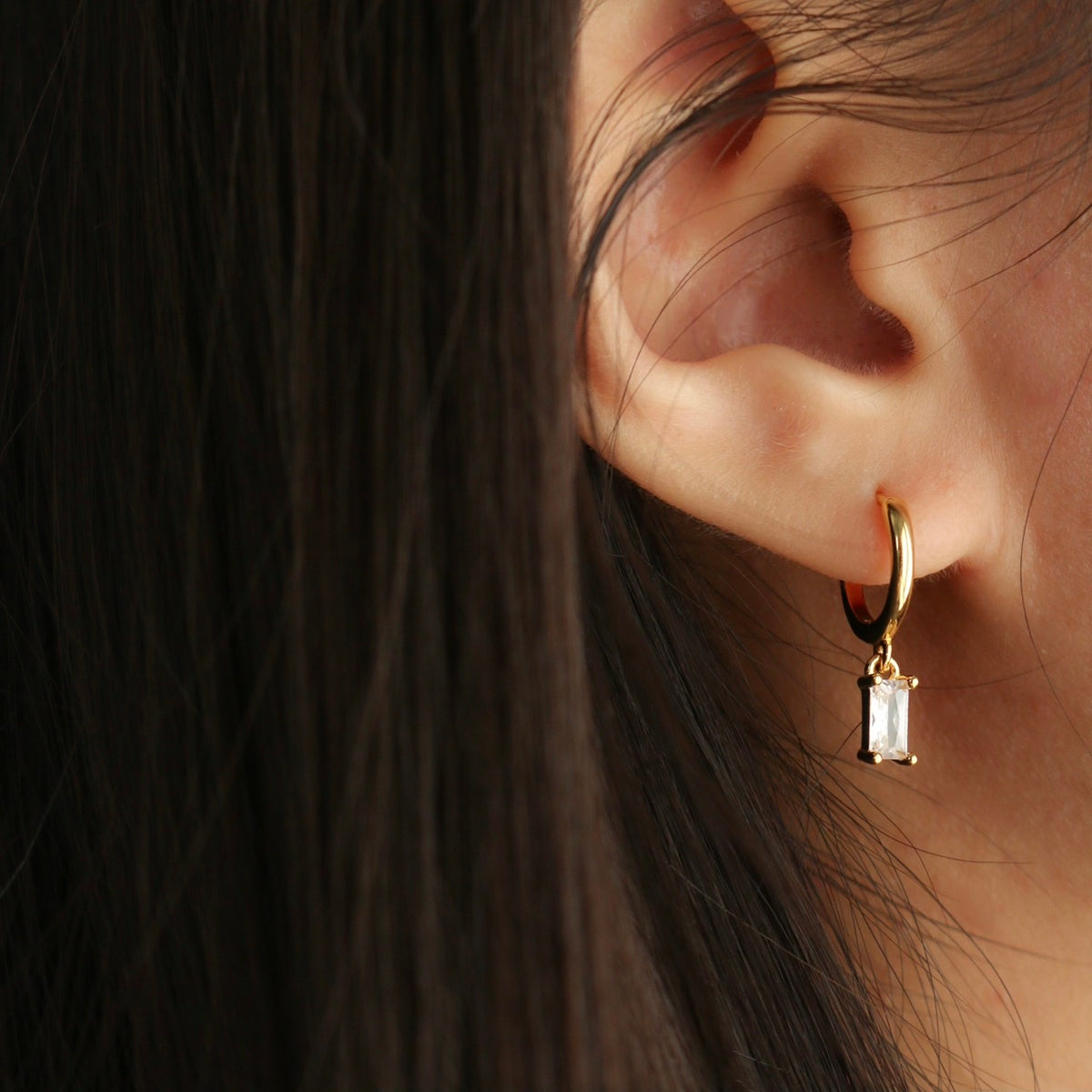 Moosa Huggie Earrings (Gold White)