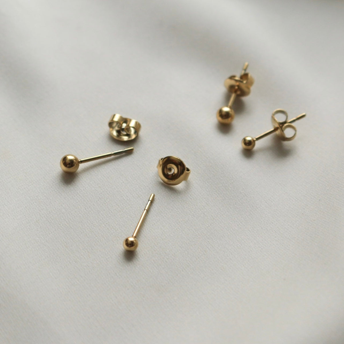 Basic Stud Earrings (Gold)