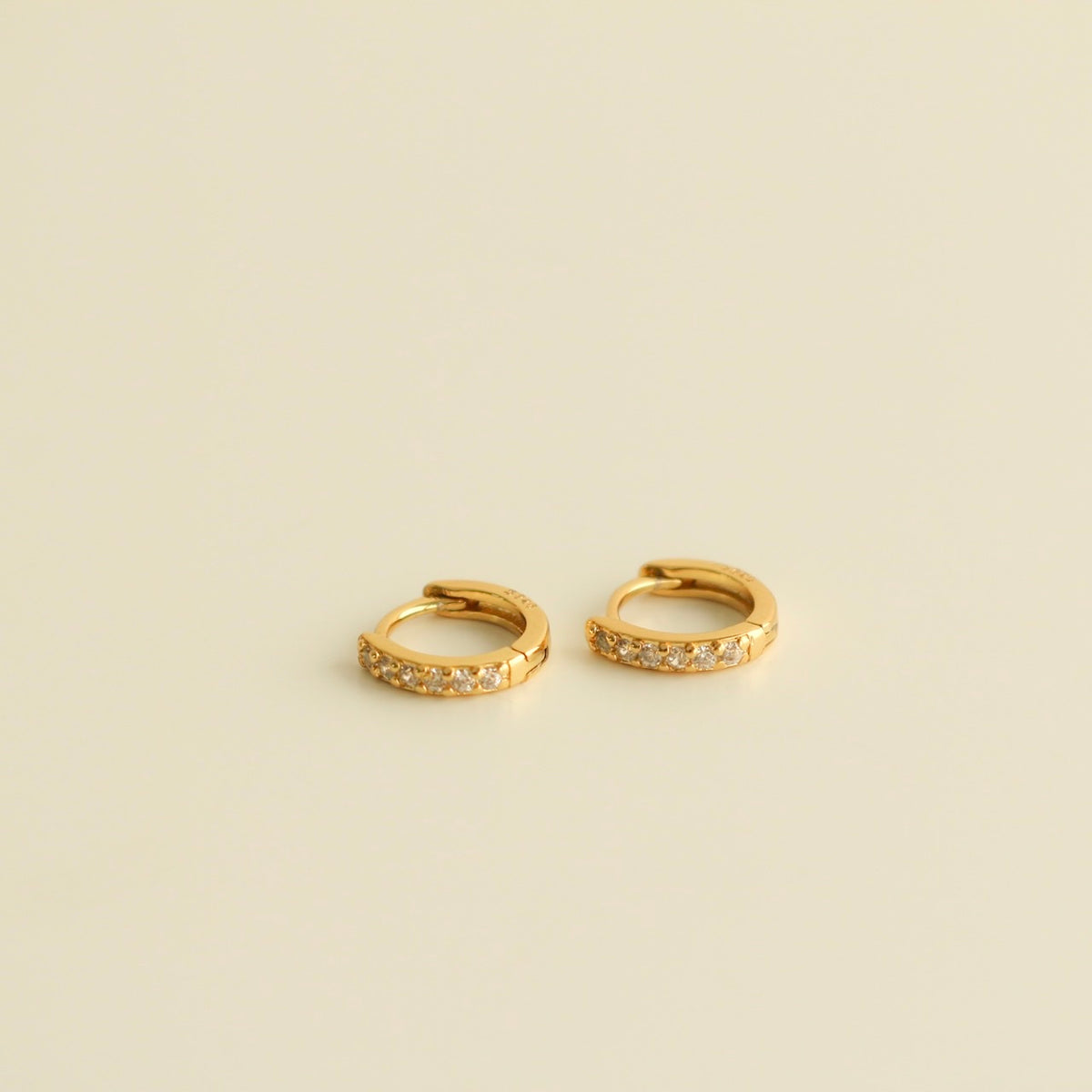 Uma Mini Huggie Earrings (Gold White)