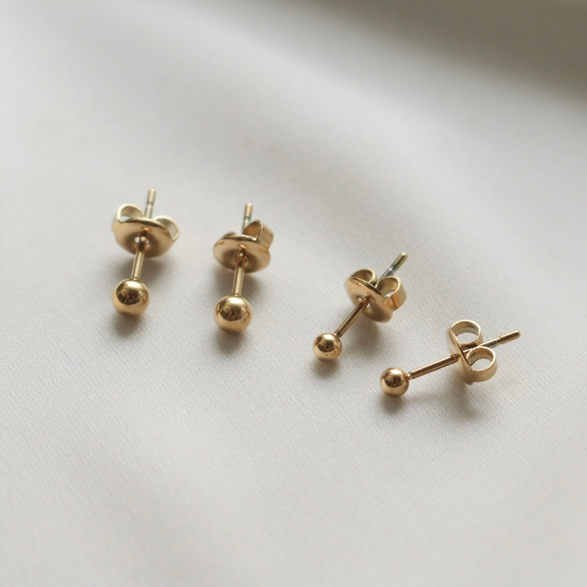 Basic Stud Earrings (Gold)