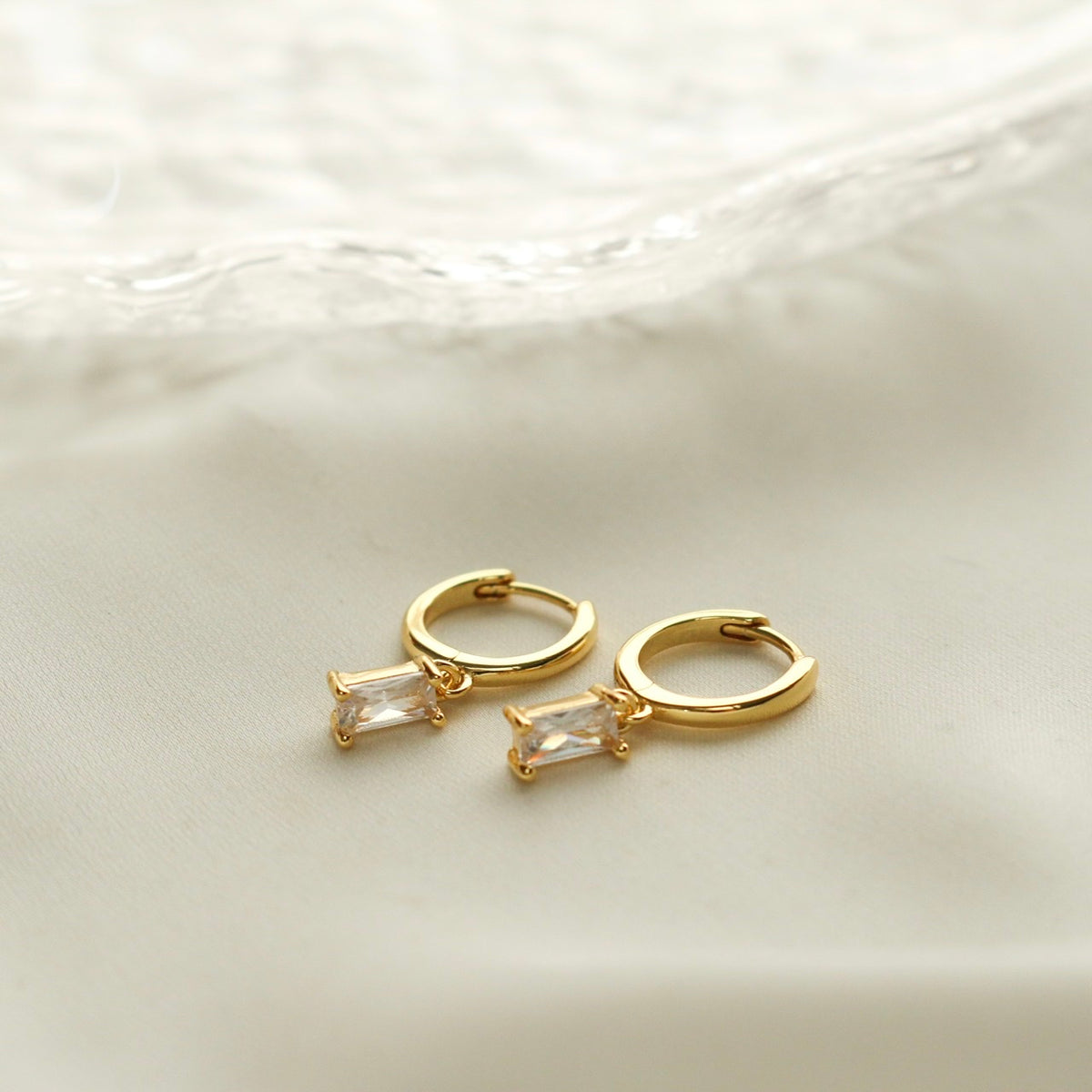 Moosa Huggie Earrings (Gold White)