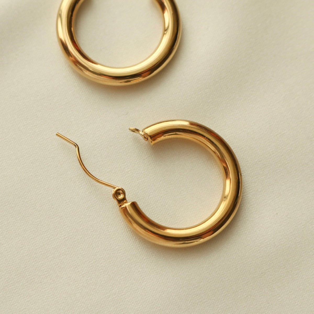 Bold Hoop Earrings (Gold)