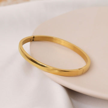 Embrace Bangle (Gold)
