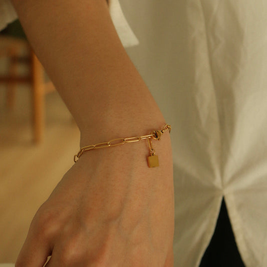 Onyx Chain Link Bracelet (Gold)