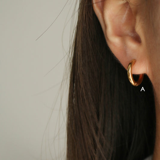Basic Huggie Earrings (Gold)