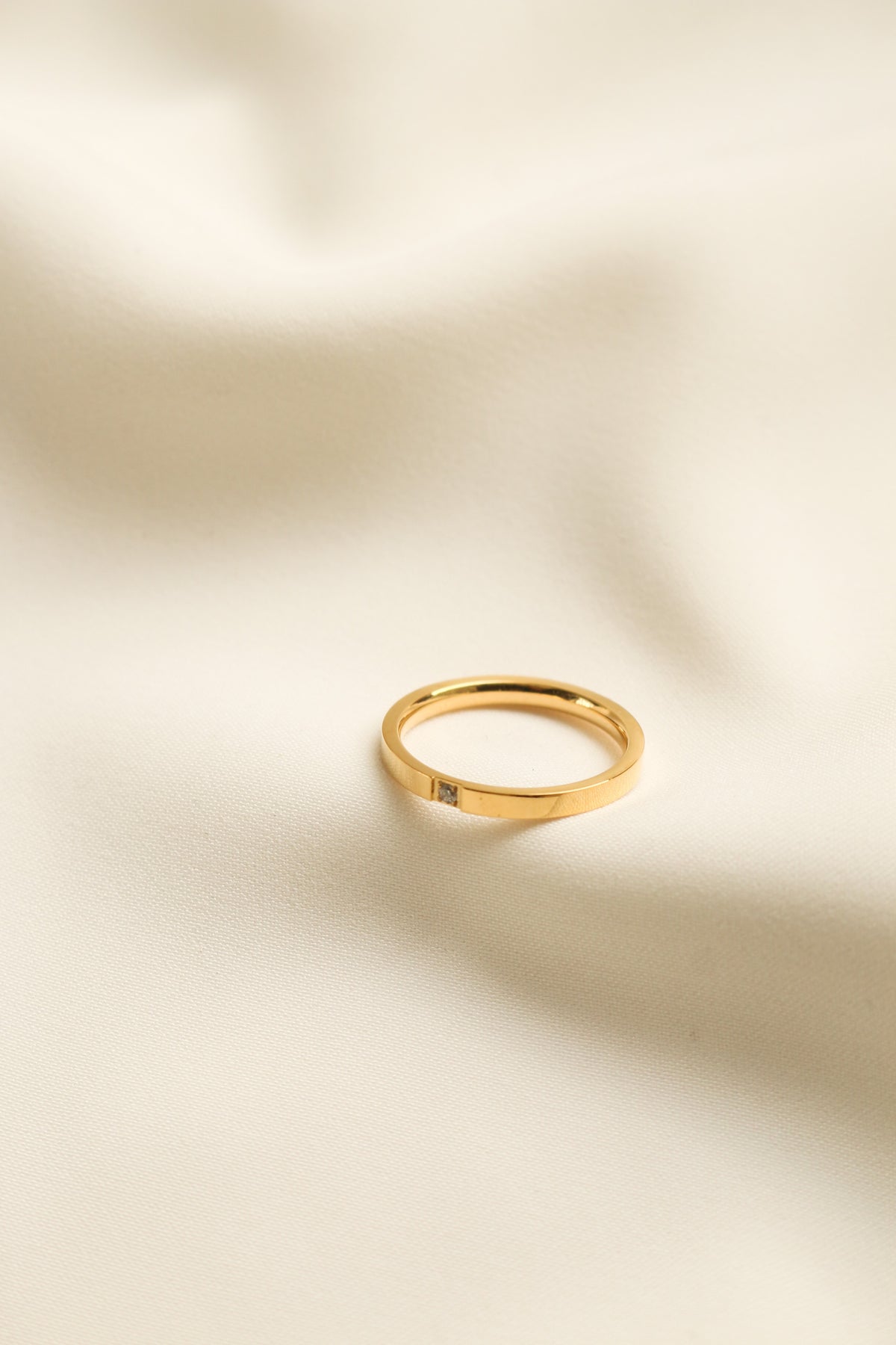 Minimalist Single Zircon Ring (Gold)